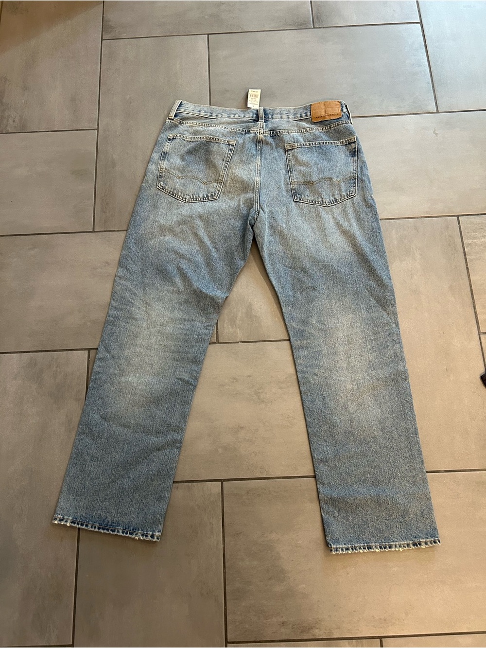 NWT American Eagle Relaxed Straight Jean — Tinted Medium Wash - Picture 3 of 4